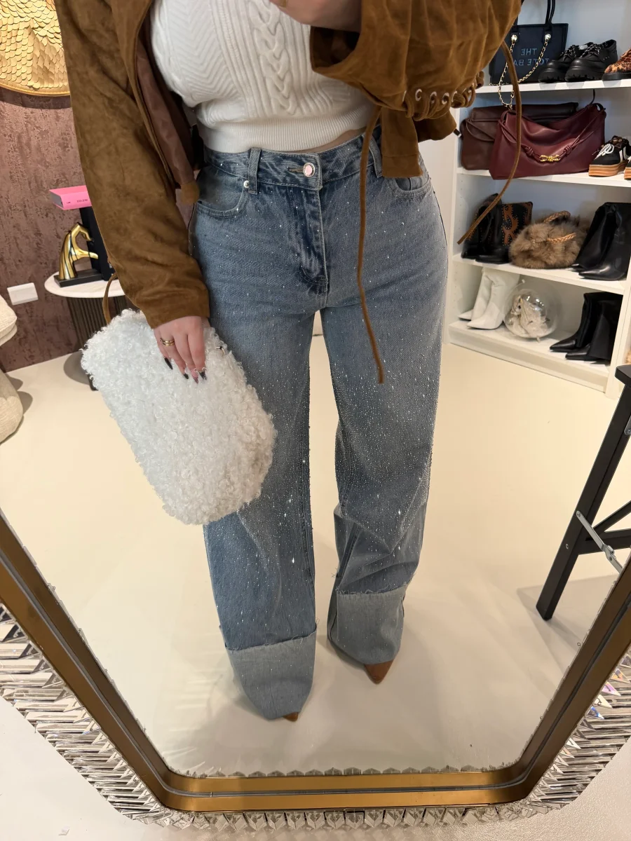 Jeans con risvolto e strass - immagine 5