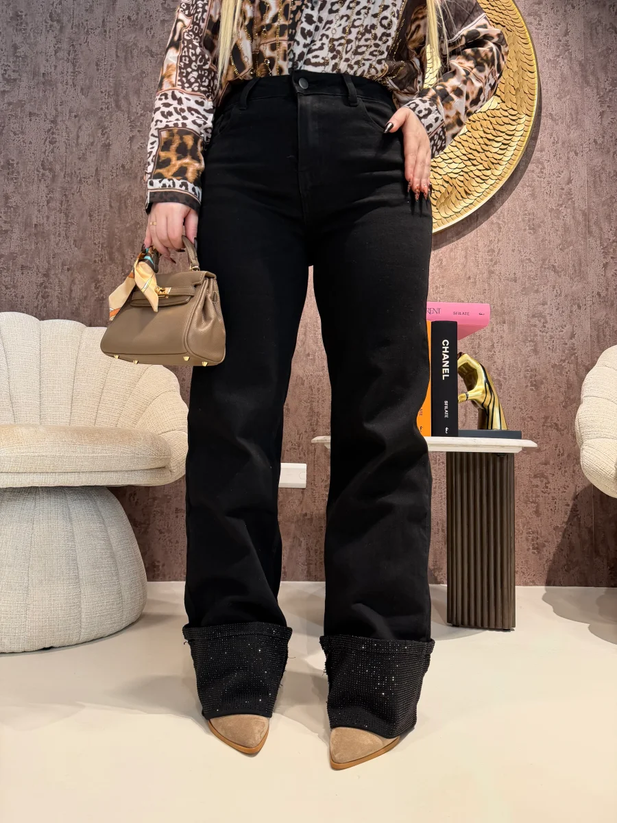 Jeans con risvolto e strass - immagine 5