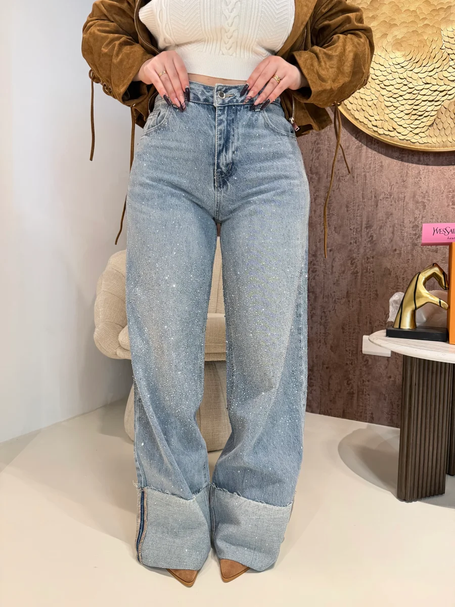 Jeans con risvolto e strass - immagine 3