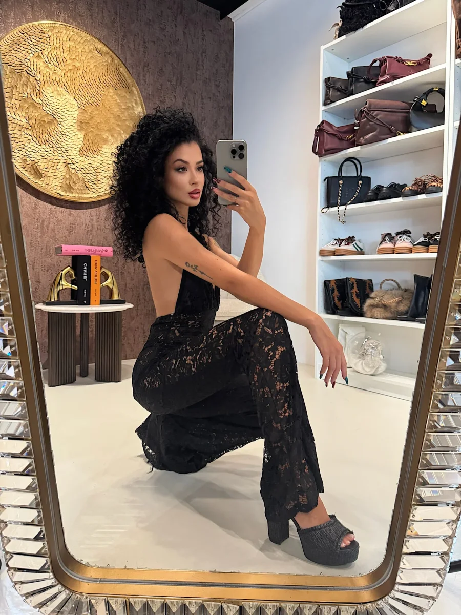 Tuta con fianchi in pizzo trasparenti - immagine 5