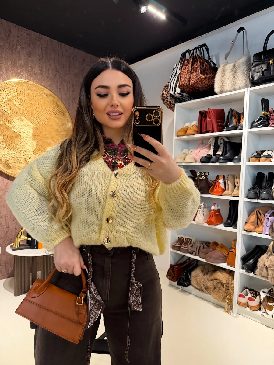 Cardigan giallo con bottoncini oro - immagine 7