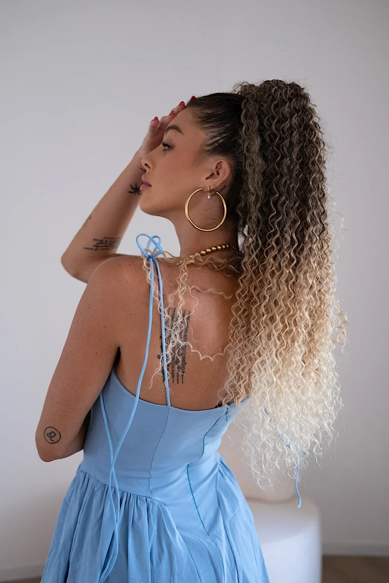 Coda #t2/27/613 Riccio afro con coulisse bionda degradè - immagine 2